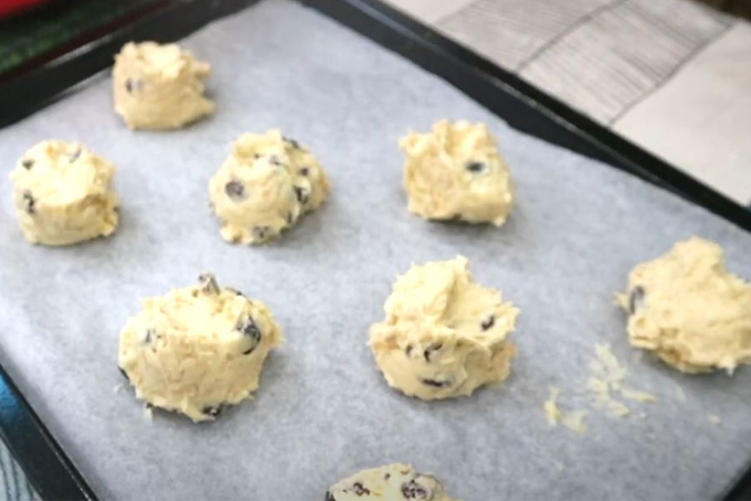 Chia hỗn hợp bột bánh yến mạch ra khay thành từng viên bánh