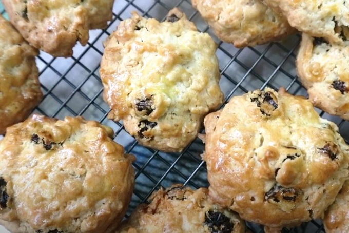 Bánh quy yến mạch nho khô đã nướng xong