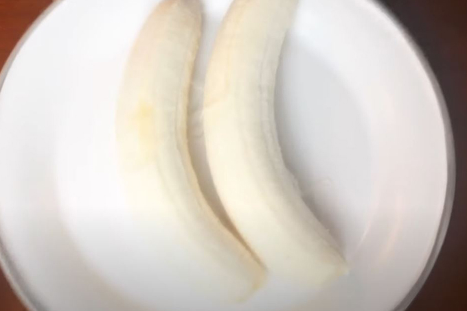 Chuối bóc vỏ làm bánh quy yến mạch