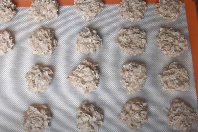 Bánh quy yến mạch đã được chia ra khay nướng