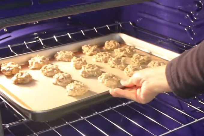 Cho bánh quy yến mạch vào lò nướng