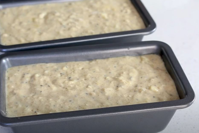 Cho bột bánh yến mạch vào khay nướng