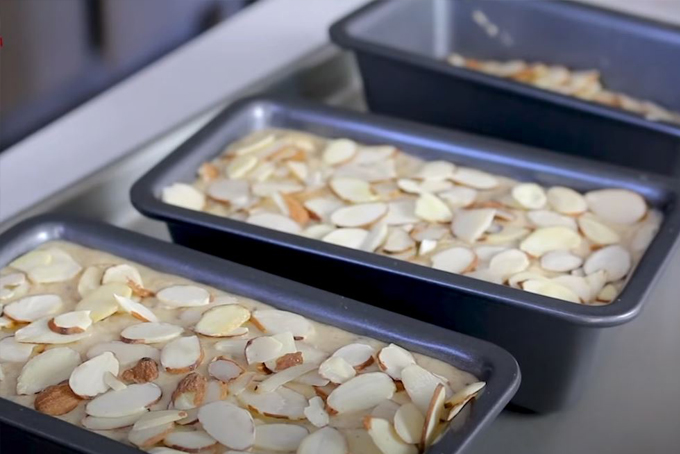 Cho thêm một ít hạnh nhân lên trên bề mặt bánh