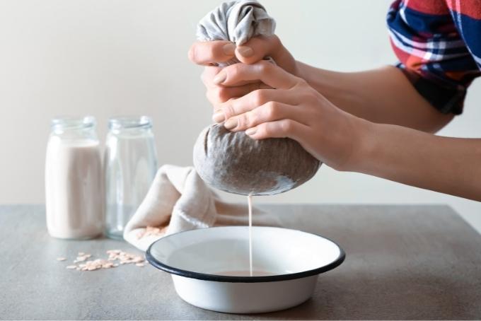 Lọc sữa yến mạch bằng túi lọc