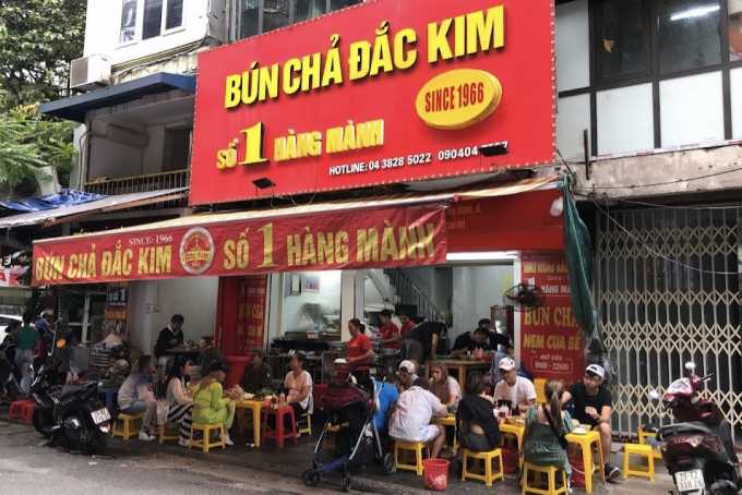 Đặc điểm không gian và sự thu hút khách du lịch tại các quán