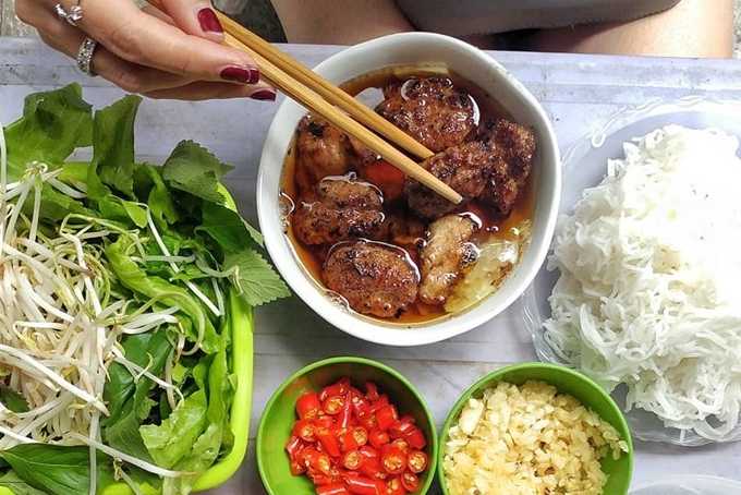 Bún chả Hồ Gươm ngõ Huyện