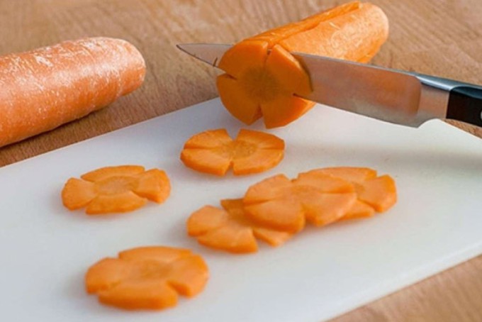 Tỉa cà rốt làm nước chấm bún chả