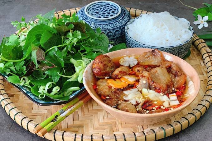 Cách ăn bún chả Hà Nội