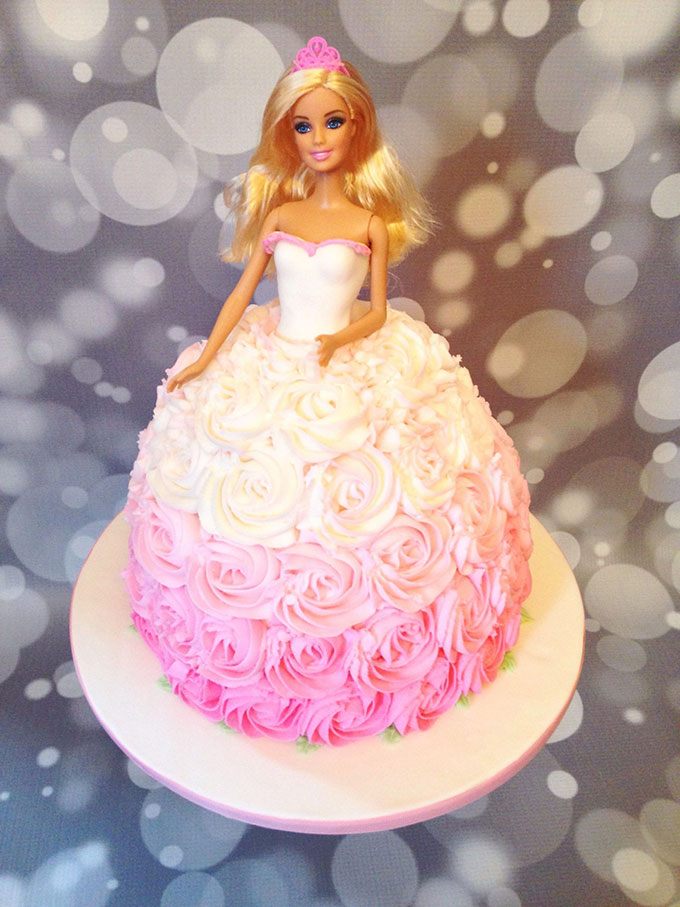Búp bê Barbie với bộ váy lộng lẫy hình hoa hồng