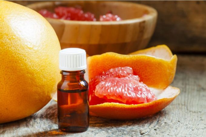 Bảo quản tinh dầu bưởi trong lọ thủy tinh tối màu