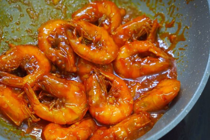 Tiến hành làm tôm rim mặn ngọt