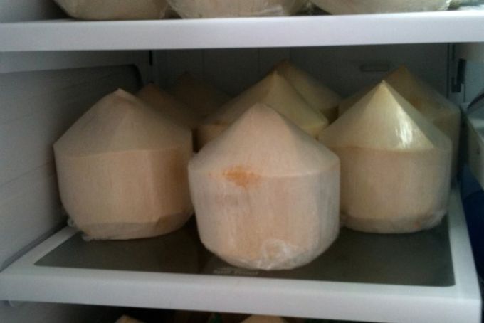 Nên gọt sơ phần vỏ ngoài của dừa để bảo quản tủ lạnh đạt hiệu quả tốt nhất