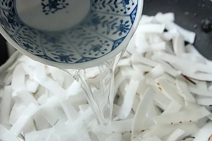 Sên cơm dừa cùng nước dừa và đường