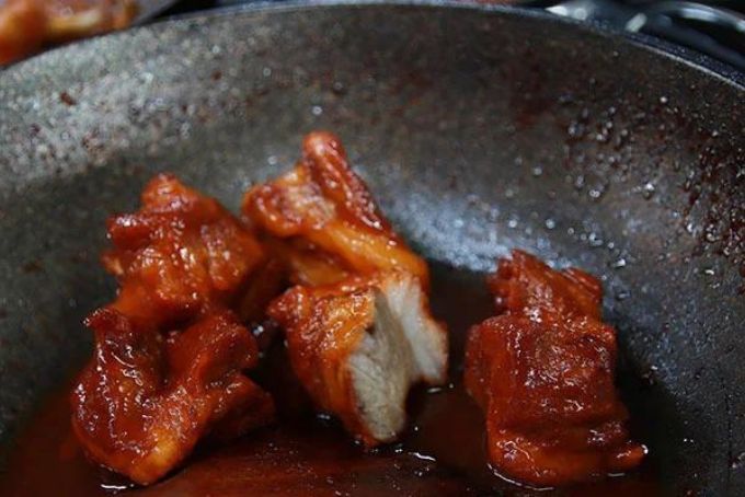 Nướng thịt xá xíu bằng chảo hoặc lò nướng