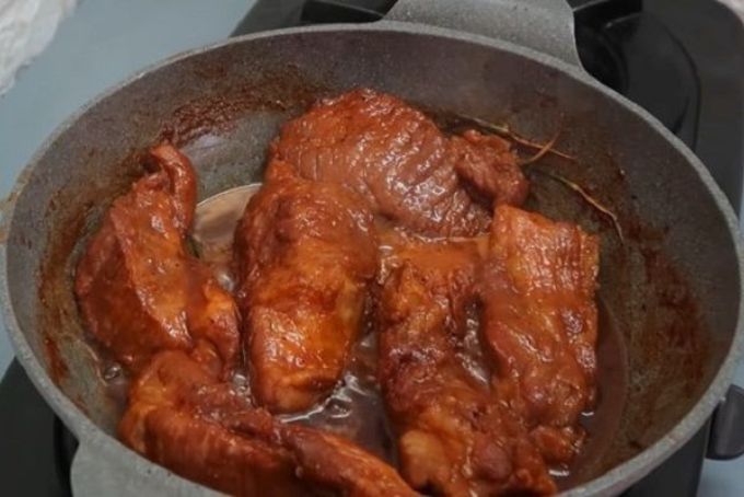Rim thịt cho đến khi xốt kẹo lại