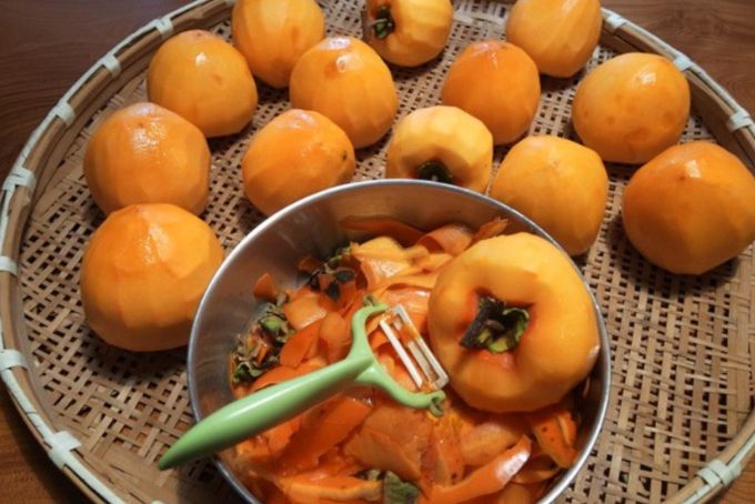 Dùng dao sắc bổ hồng giòn giúp hồng giòn ít bị thâm đen