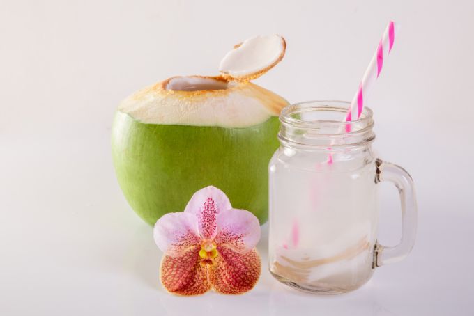 Thời điểm uống nước dừa thích hợp nhất là buổi sáng hoặc buổi trưa trước hoặc sau khi ăn