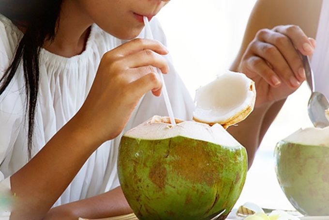 Uống nước dừa non giảm cân tốt hơn nước dừa già