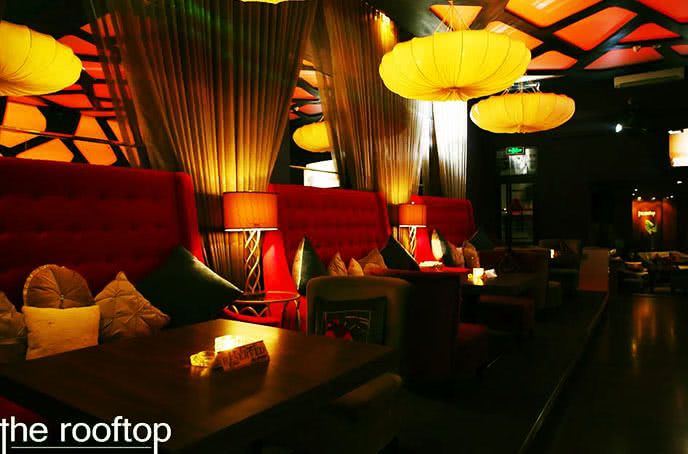 Không gian đèn mờ của rooftop lý thường kiệt