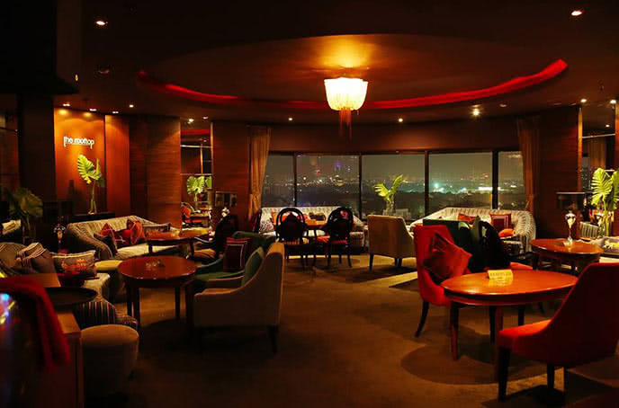 góc view sang trọng của rooftop bar hanoi