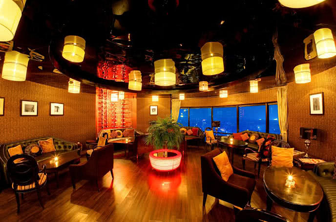 Không khí rực ánh đèn của rooftop bar hanoi
