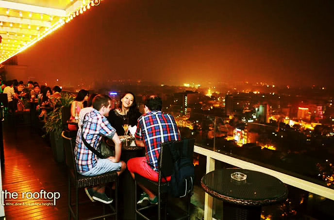 Những góc ngồi lãng mạn của the rooftop hanoi