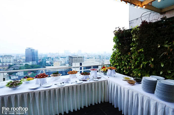 Không gian ngoài trời nổi bật tại the rooftop