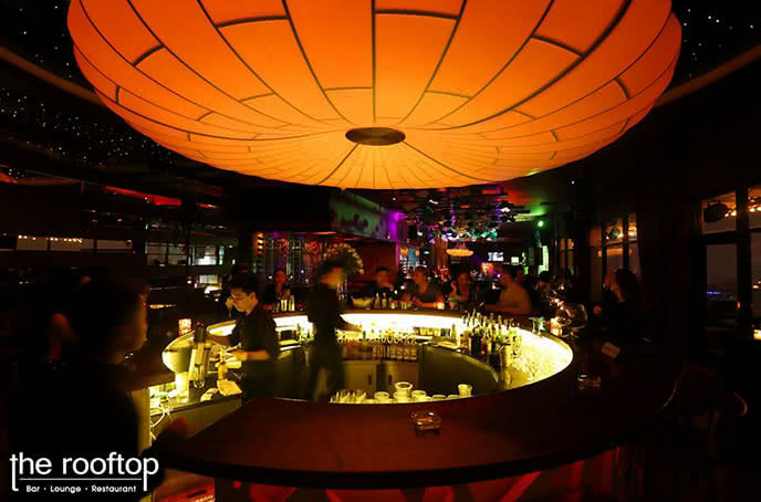 Quầy phục vụ sang trọng của rooftop bar hanoi