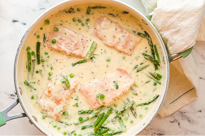 Cá hồi sốt kem rượu vang trắng