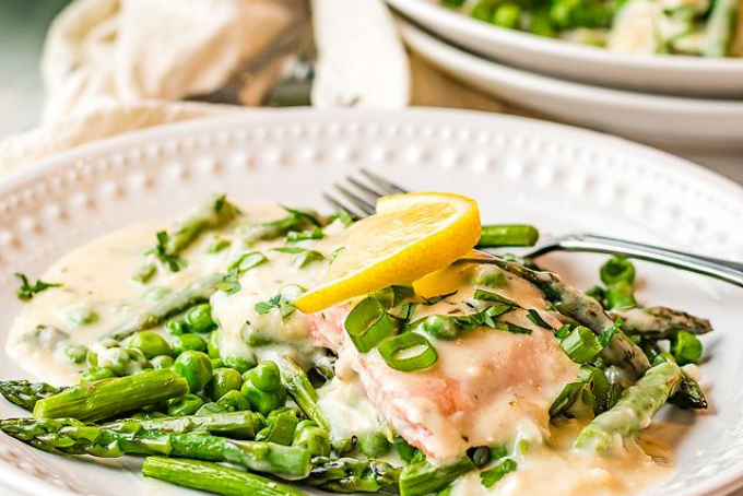 Cá hồi sốt kem rượu vang trắng