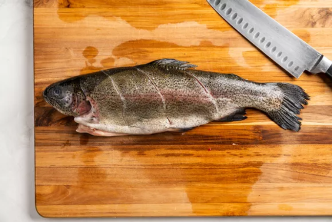 Cá nướng kiểu Thái với ngò gai - sốt ớt