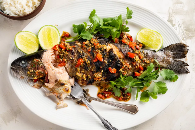 Cá nướng kiểu Thái với ngò gai - sốt ớt