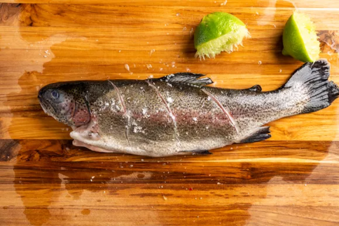 Cá nướng kiểu Thái với ngò gai - sốt ớt