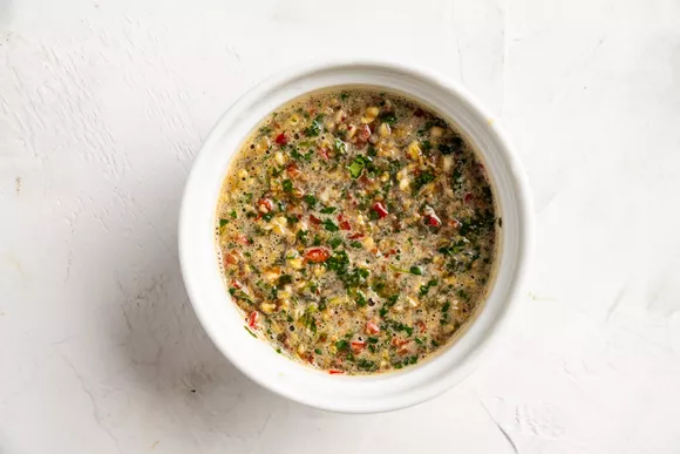 Cá nướng kiểu Thái với ngò gai - sốt ớt