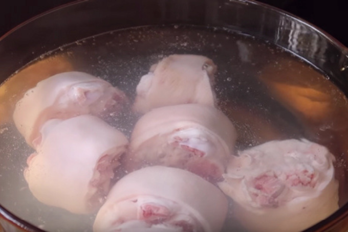 chân giò hầm hạt sen