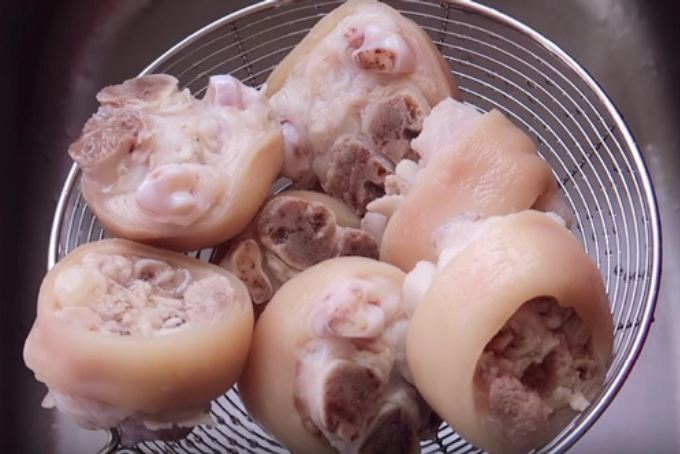 chân giò hầm hạt sen