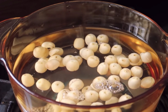 chân giò hầm hạt sen