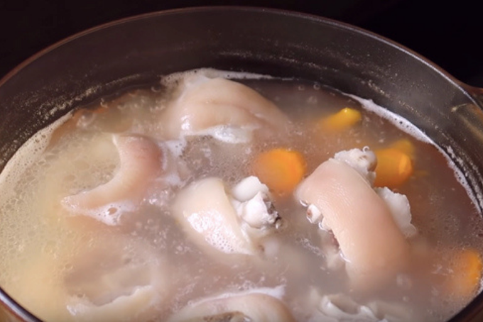 chân giò hầm hạt sen