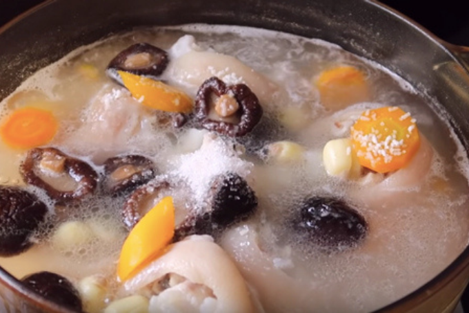 chân giò hầm hạt sen