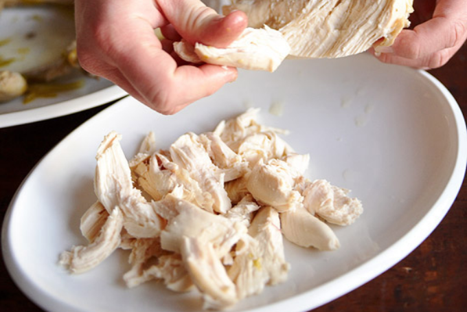 Xé nhỏ thịt gà