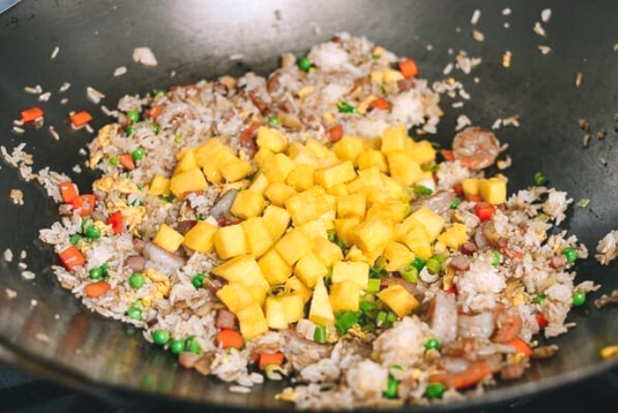 Cơm chiên trái dứa