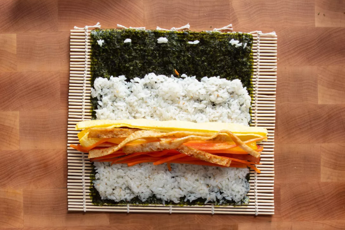 Kimbap cơm cuộn rong biển Hàn Quốc 