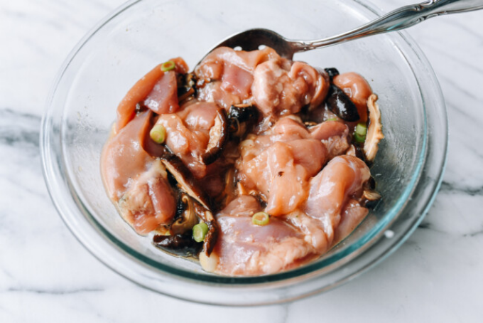 Gà hấp nấm với lạp xưởng Quảng Đông