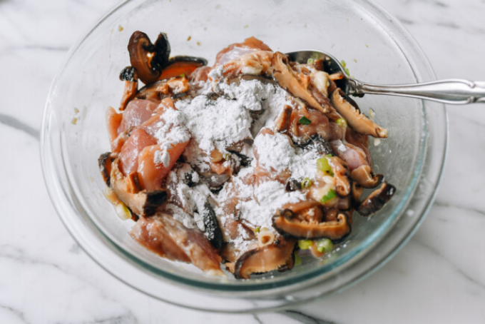 Gà hấp nấm với lạp xưởng Quảng Đông