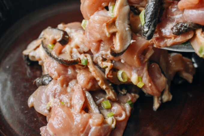 Gà hấp nấm với lạp xưởng Quảng Đông