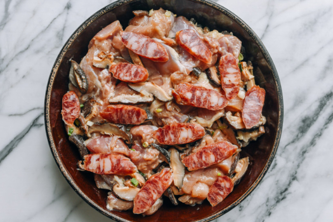 Gà hấp nấm với lạp xưởng Quảng Đông