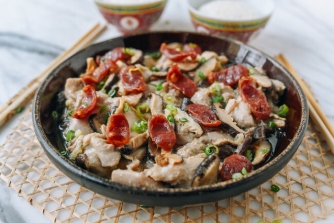 Gà hấp nấm và lạp xưởng Quảng Đông