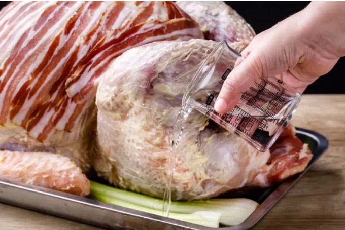 Gà tây nướng với thịt xông khói