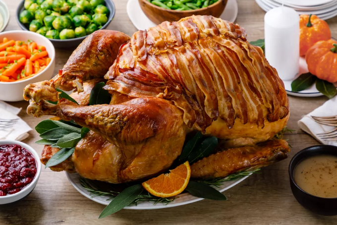 Gà tây nướng với thịt xông khói