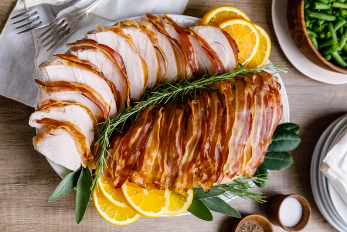 Gà tây nướng với thịt xông khói